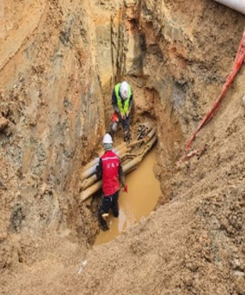 지난 4월 경기도에서 한 공사업체가 진행한 도로 굴착공사로 통신장애가 발생해 통신사 관계자들이 복구하고 있다. 통신업계 제공
